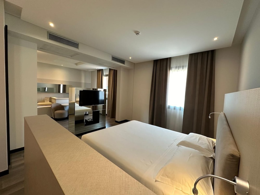 Hotel Cruise — Hotel rooms in Montano Lucino, Lombardy