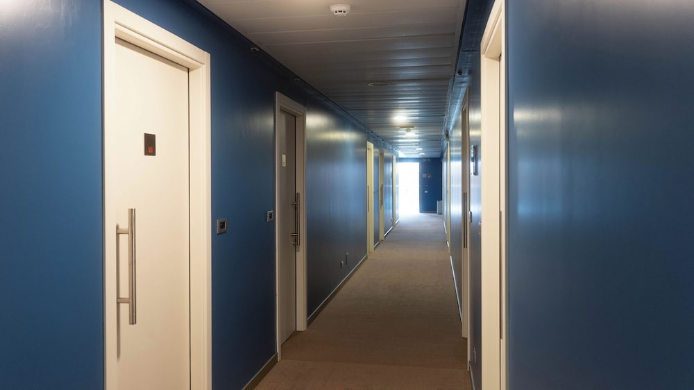 Hotel Cruise — Hotel building in Montano Lucino, Lombardy