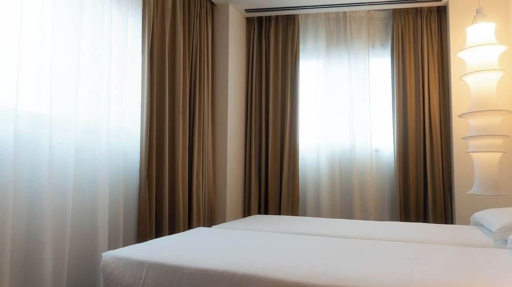 Hotel Cruise — Hotel rooms in Montano Lucino, Lombardy