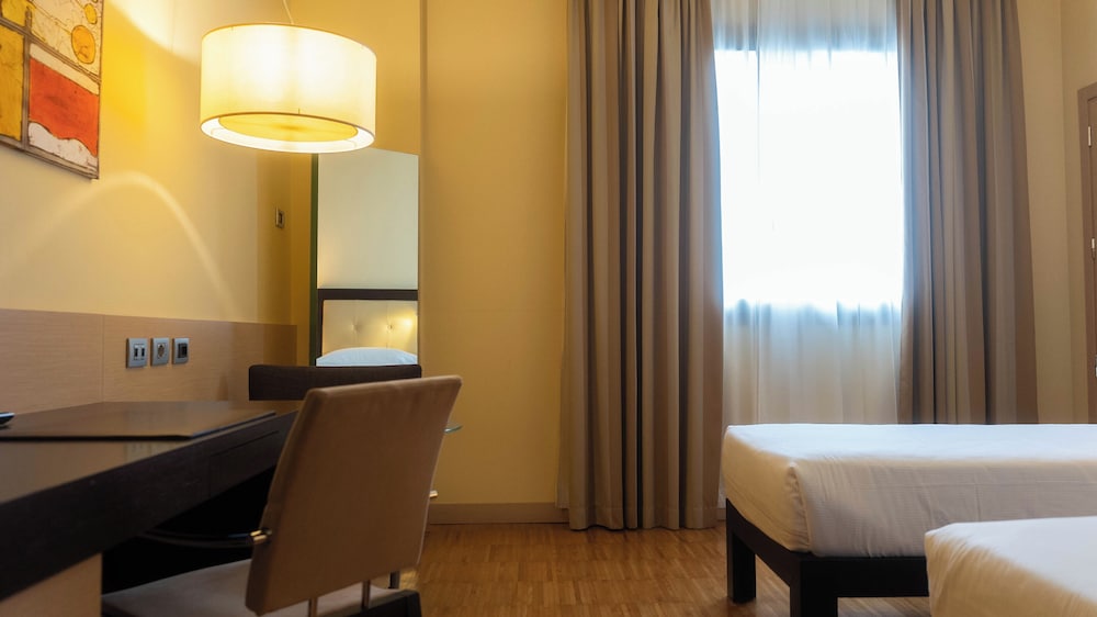 Hotel Cruise — Hotel rooms in Montano Lucino, Lombardy