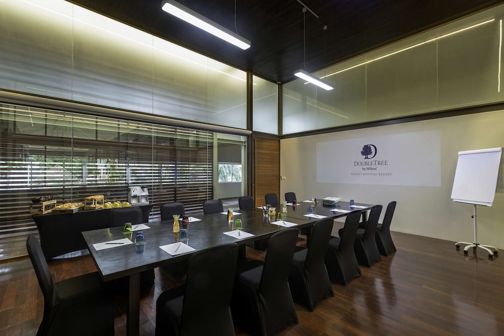DoubleTree by Hilton Phuket Banthai Resort — Restaurant & bars in Patong Beach, Phuket Province