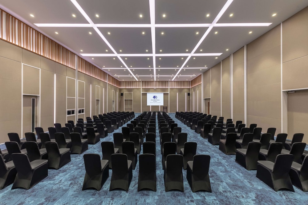 DoubleTree by Hilton Phuket Banthai Resort — Hotel building in Patong Beach, Phuket Province