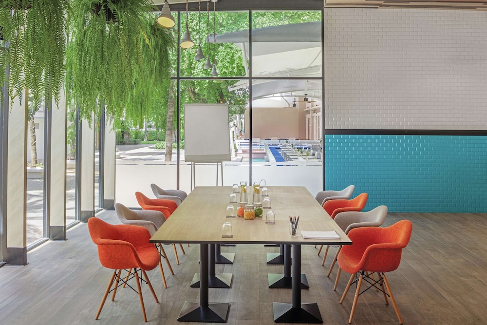 DoubleTree by Hilton Phuket Banthai Resort — Restaurant & bars in Patong Beach, Phuket Province