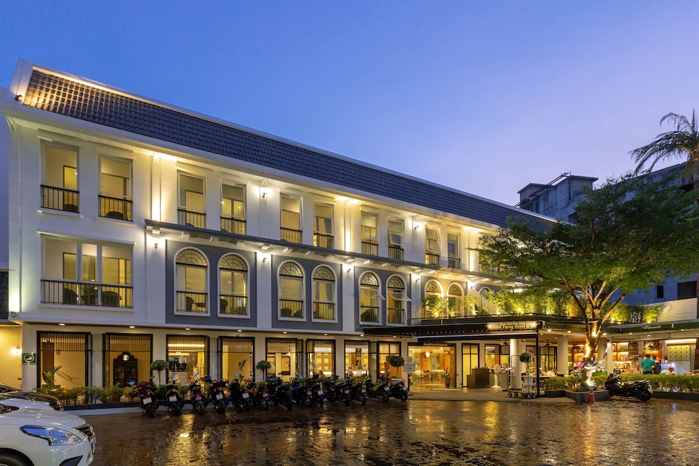 Sawaddi Patong Resort & Spa by Tolani — Hotel building in Patong Beach, Phuket Province