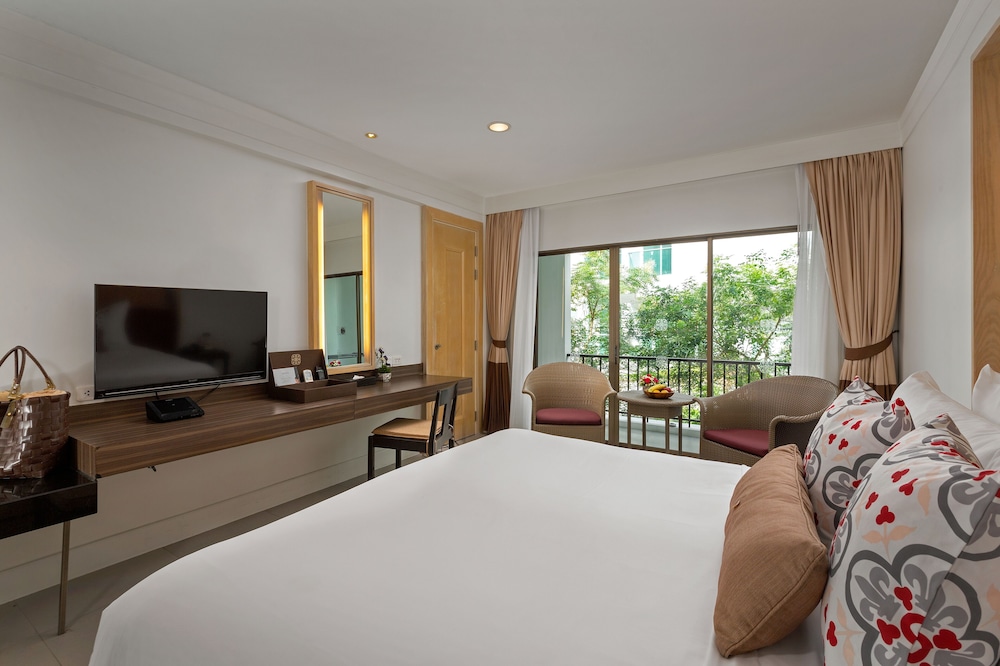 Sawaddi Patong Resort & Spa by Tolani — Hotel rooms in Patong Beach, Phuket Province