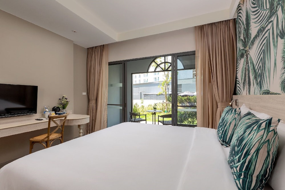 Sawaddi Patong Resort & Spa by Tolani — Hotel rooms in Patong Beach, Phuket Province