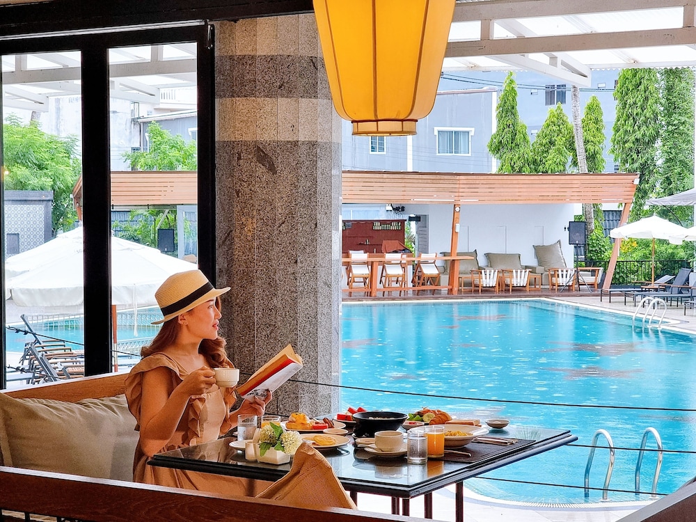Sawaddi Patong Resort & Spa by Tolani — Restaurant & bars in Patong Beach, Phuket Province