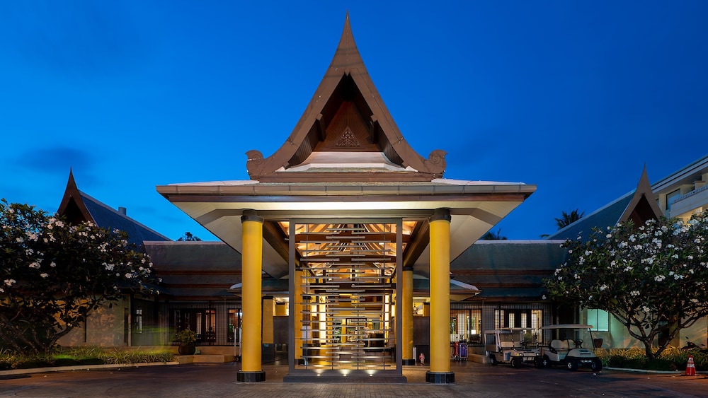 Holiday Inn Resort Phuket by IHG — Hotel building in Patong Beach, Phuket Province