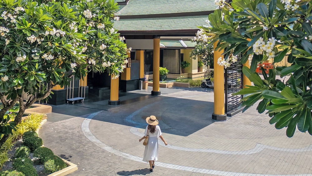 Holiday Inn Resort Phuket by IHG — Hotel building in Patong Beach, Phuket Province