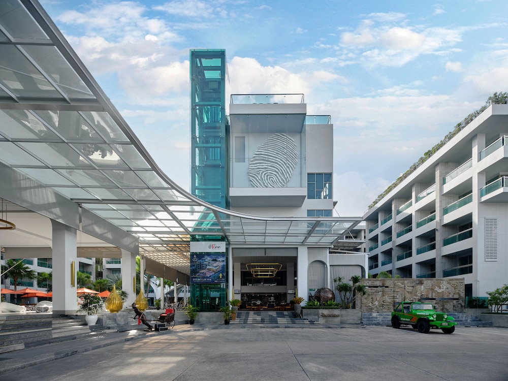 The Kee Resort & Spa — Hotel building in Patong Beach, Phuket Province