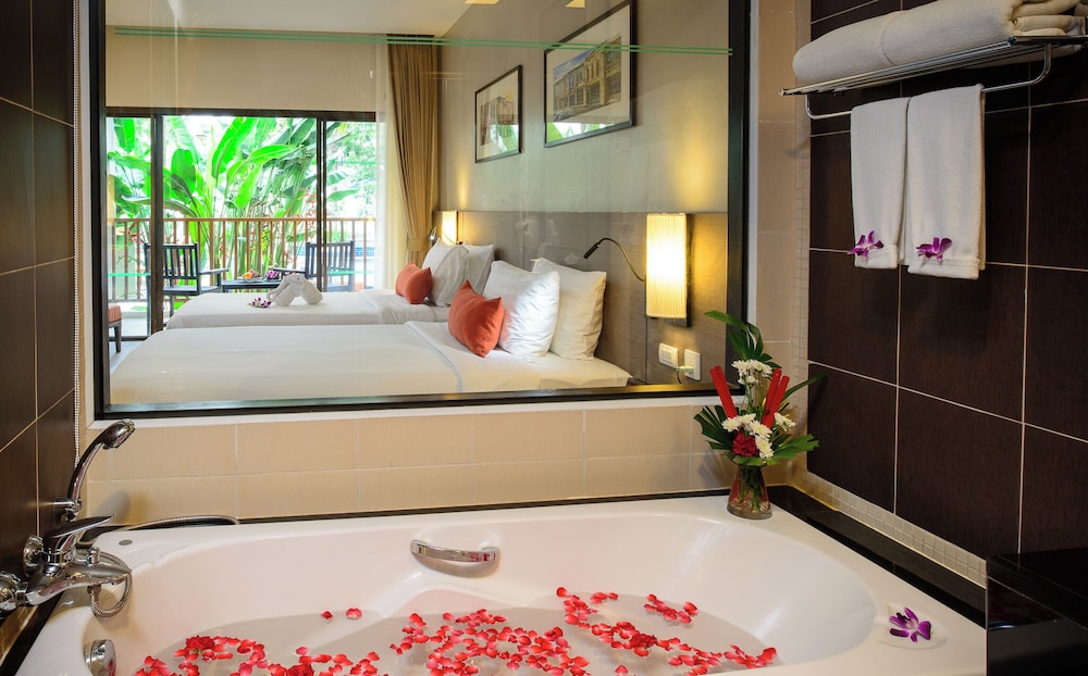 Deevana Plaza Phuket — Hotel rooms in Patong Beach, Phuket Province