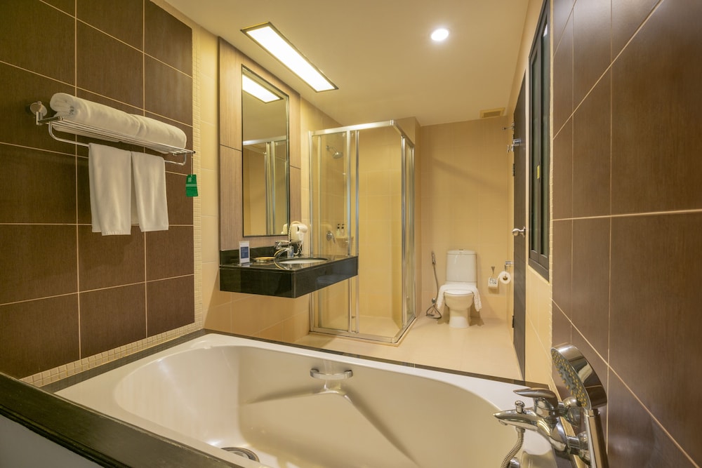 Deevana Plaza Phuket — Hotel rooms in Patong Beach, Phuket Province