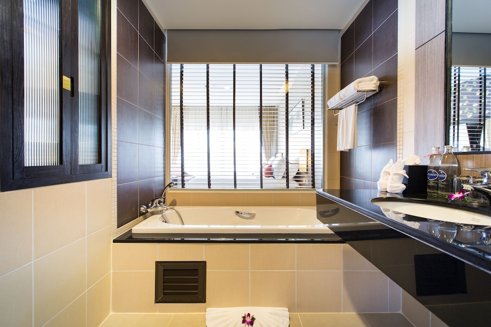 Deevana Plaza Phuket — Hotel rooms in Patong Beach, Phuket Province