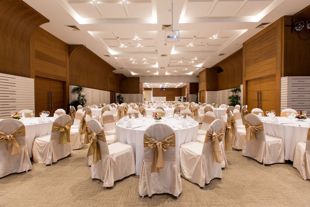 Deevana Plaza Phuket — Restaurant & bars in Patong Beach, Phuket Province