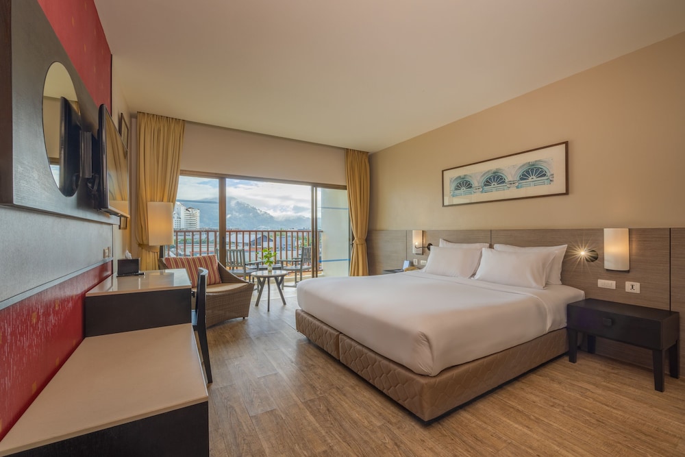 Deevana Plaza Phuket — Hotel rooms in Patong Beach, Phuket Province