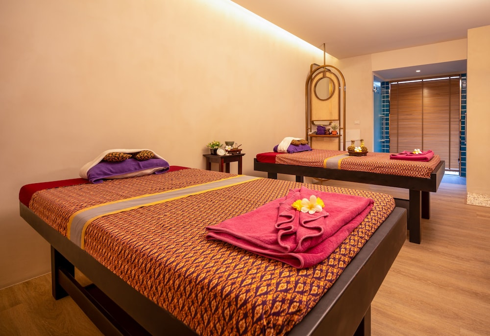 Deevana Plaza Phuket — Hotel rooms in Patong Beach, Phuket Province