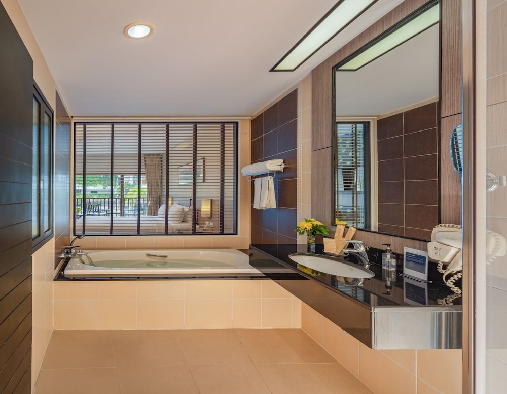Deevana Plaza Phuket — Hotel rooms in Patong Beach, Phuket Province