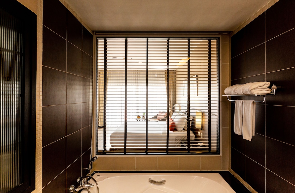 Deevana Plaza Phuket — Hotel rooms in Patong Beach, Phuket Province