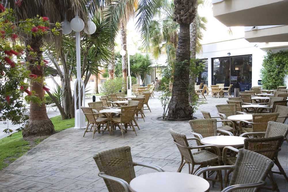 TRH Jardin Del Mar — Restaurant & bars in Santa Ponca, Balearic Islands