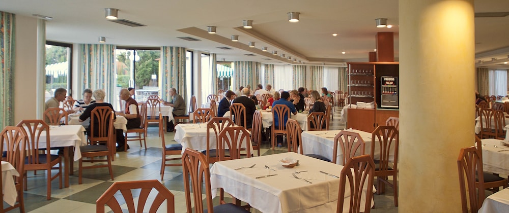 TRH Jardin Del Mar — Restaurant & bars in Santa Ponca, Balearic Islands