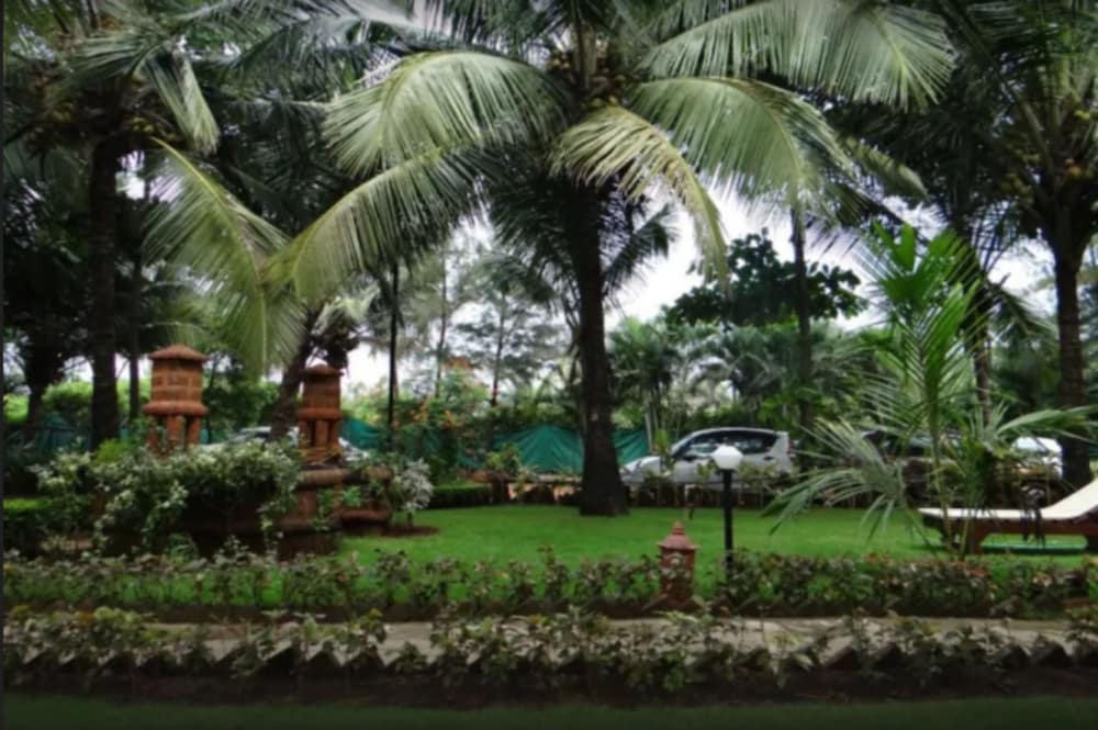 Santana Beach Resort — Hotel building in Candolim, Goa