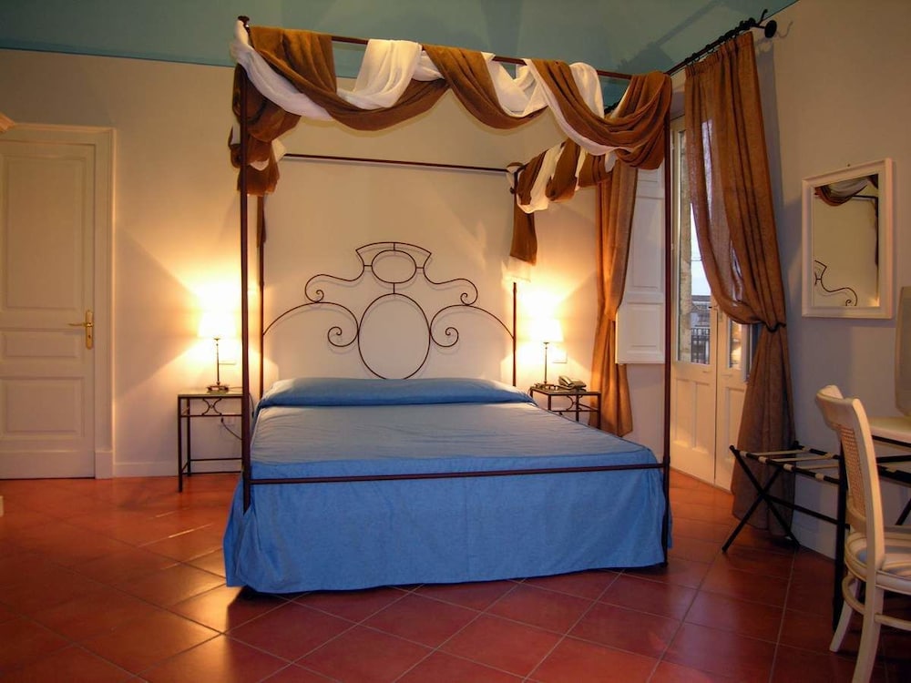 Hotel Etna — Rooms in Giarre, Sicily
