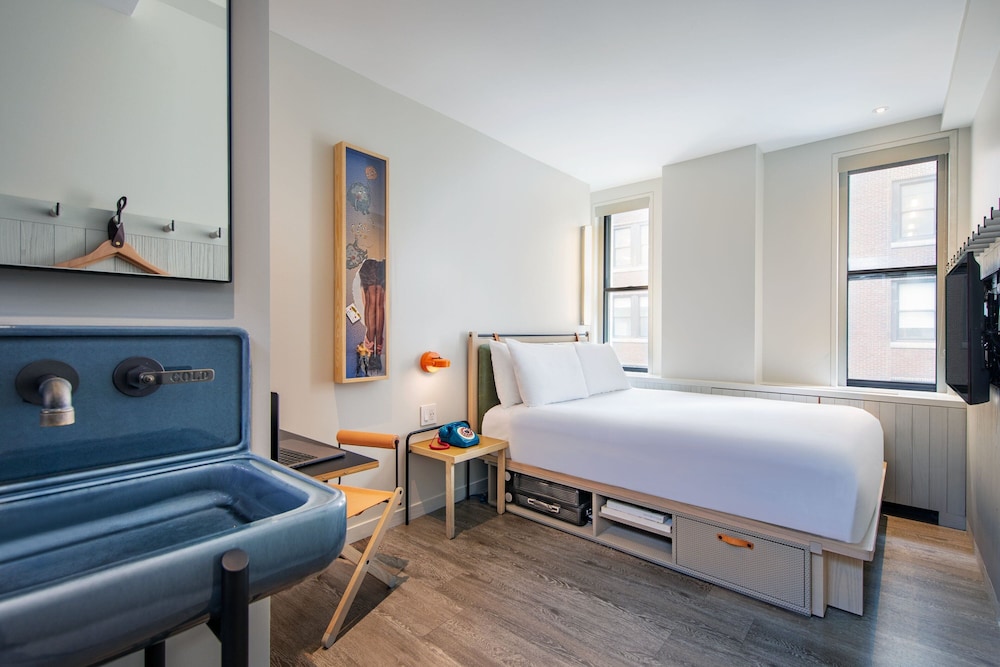 Moxy NYC Times Square — Hotel rooms in New York City, New York State