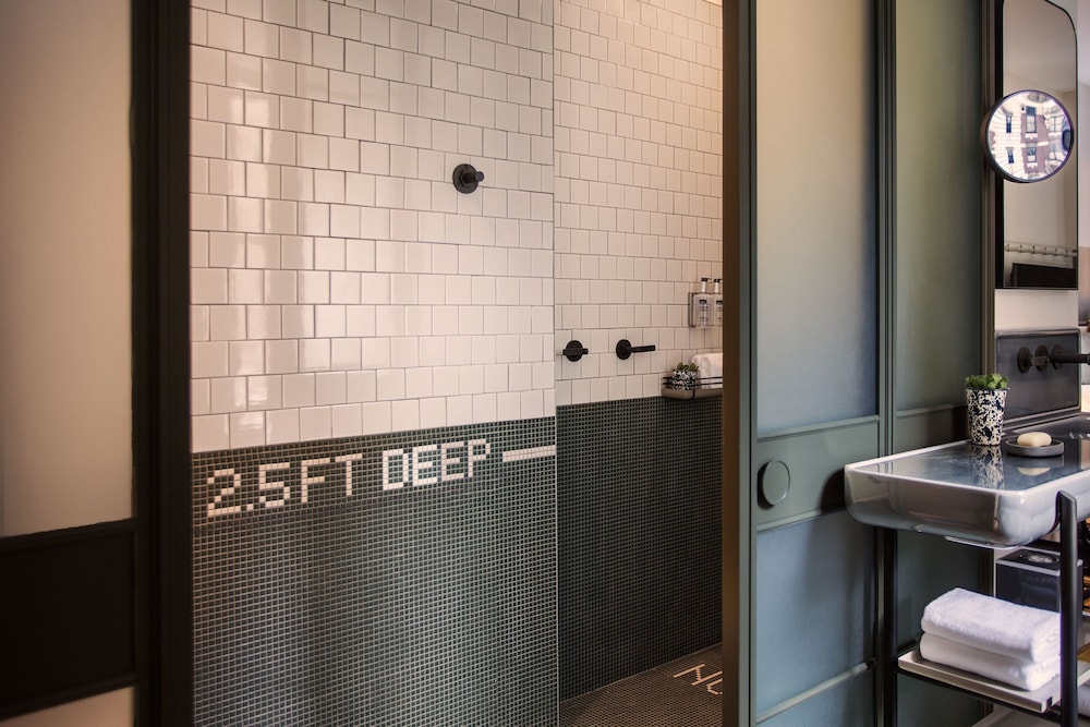 Moxy NYC Times Square — Hotel rooms in New York City, New York State