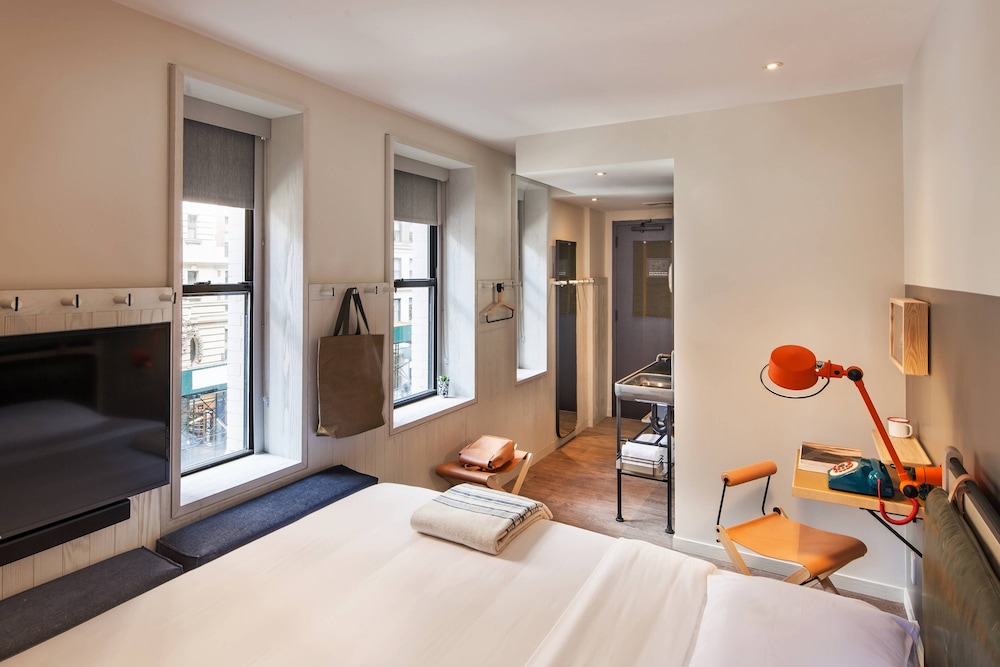 Moxy NYC Times Square — Hotel rooms in New York City, New York State