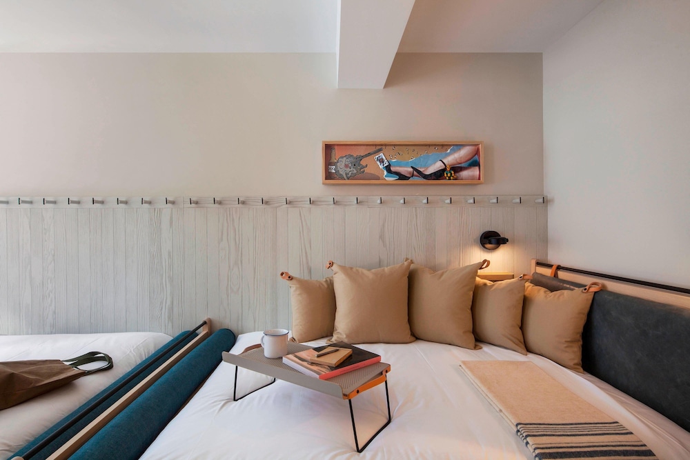 Moxy NYC Times Square — Hotel rooms in New York City, New York State