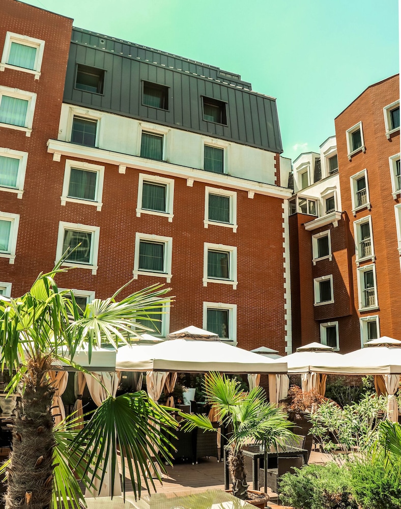 Ramada Hotel & Suites by Wyndham Bucharest North - zdjęcie 2