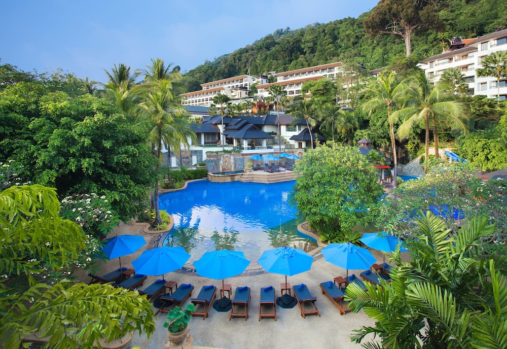 Diamond Cliff Resort & Spa, Patong Beach — Swimming pool in Patong Beach, Phuket Province