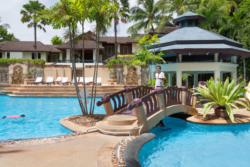 Diamond Cliff Resort & Spa, Patong Beach — Swimming pool in Patong Beach, Phuket Province