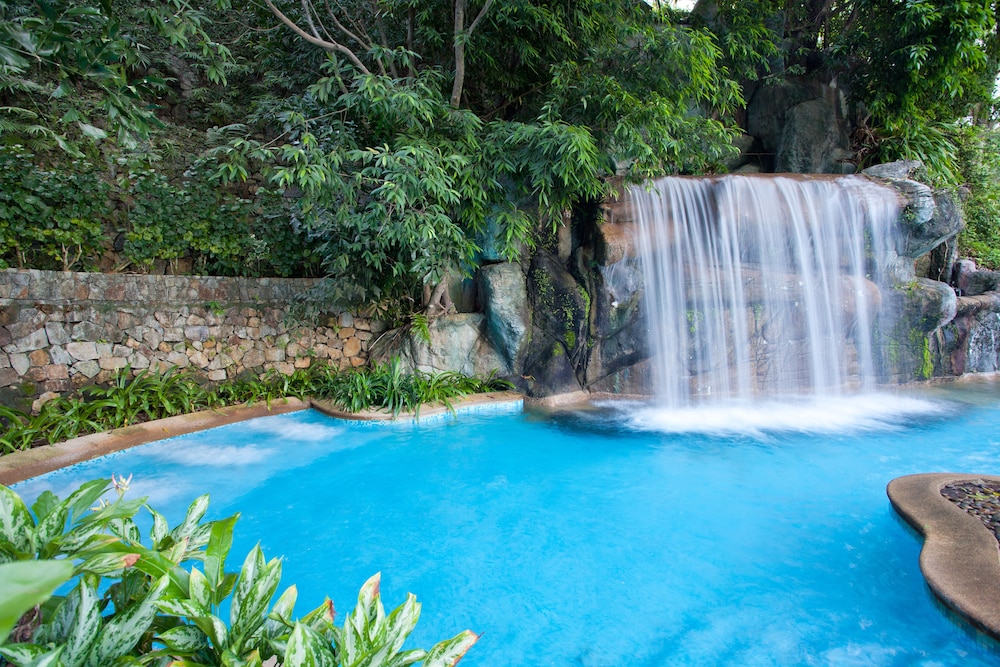 Diamond Cliff Resort & Spa, Patong Beach — Swimming pool in Patong Beach, Phuket Province