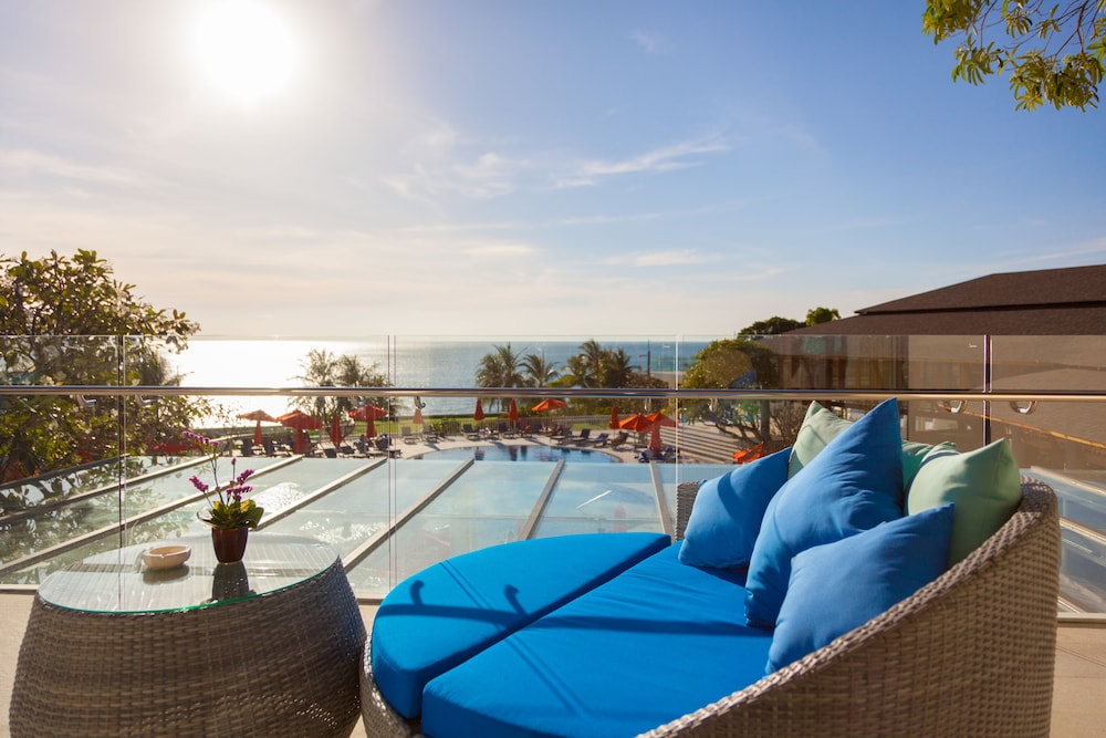 Diamond Cliff Resort & Spa, Patong Beach — Swimming pool in Patong Beach, Phuket Province