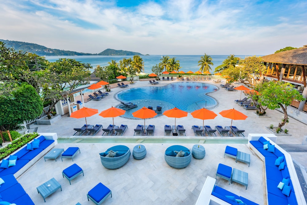 Diamond Cliff Resort & Spa, Patong Beach — Swimming pool in Patong Beach, Phuket Province