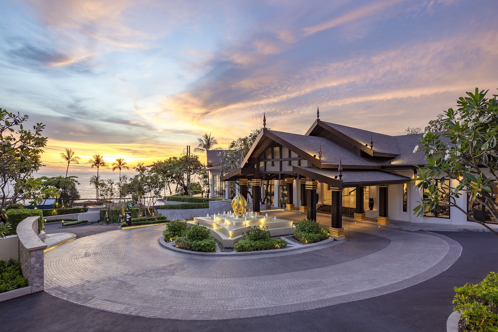 Diamond Cliff Resort & Spa, Patong Beach — Hotel building in Patong Beach, Phuket Province