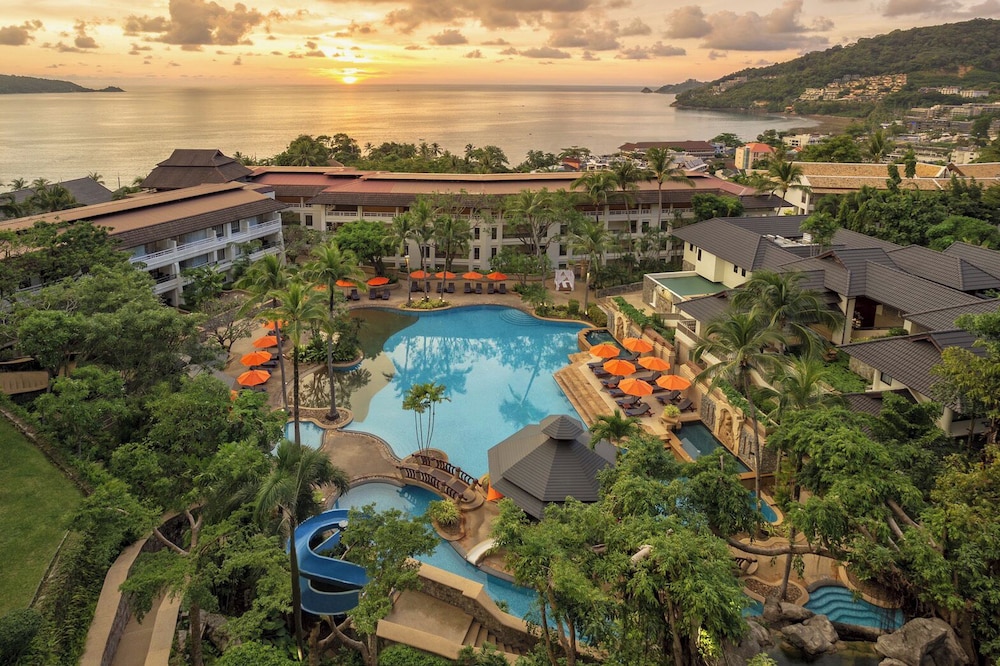 Diamond Cliff Resort & Spa, Patong Beach — Swimming pool in Patong Beach, Phuket Province