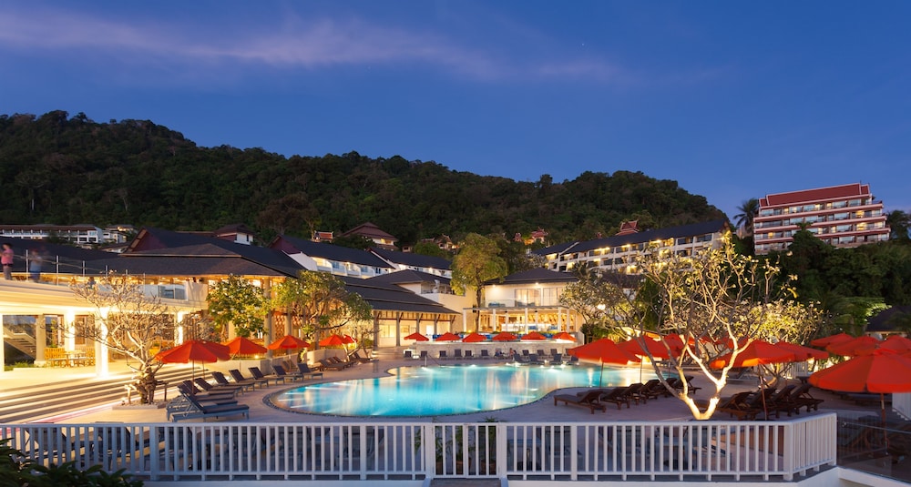 Diamond Cliff Resort & Spa, Patong Beach — Swimming pool in Patong Beach, Phuket Province