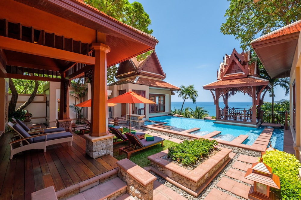 Diamond Cliff Resort & Spa, Patong Beach — Swimming pool in Patong Beach, Phuket Province