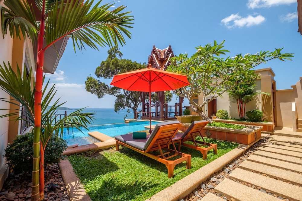 Diamond Cliff Resort & Spa, Patong Beach — Swimming pool in Patong Beach, Phuket Province