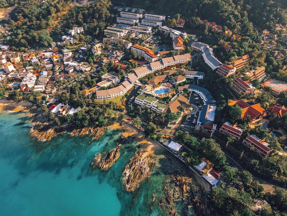 Diamond Cliff Resort & Spa, Patong Beach — Hotel building in Patong Beach, Phuket Province