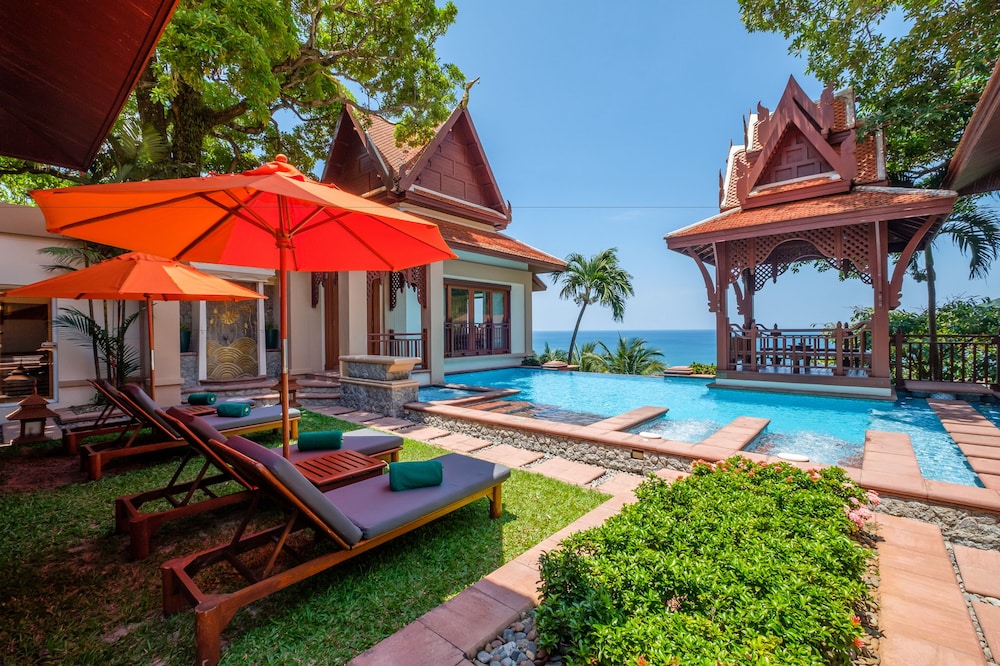Diamond Cliff Resort & Spa, Patong Beach — Swimming pool in Patong Beach, Phuket Province