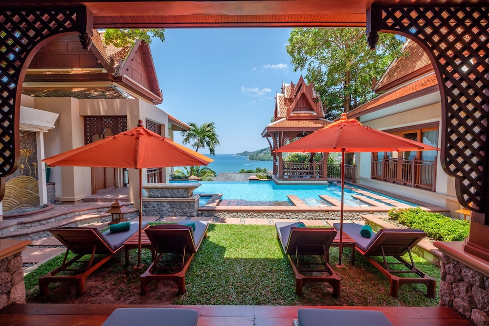 Diamond Cliff Resort & Spa, Patong Beach — Swimming pool in Patong Beach, Phuket Province