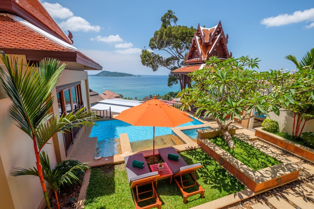 Diamond Cliff Resort & Spa, Patong Beach — Swimming pool in Patong Beach, Phuket Province