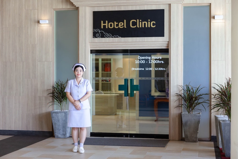 Diamond Cliff Resort & Spa, Patong Beach — Hotel building in Patong Beach, Phuket Province