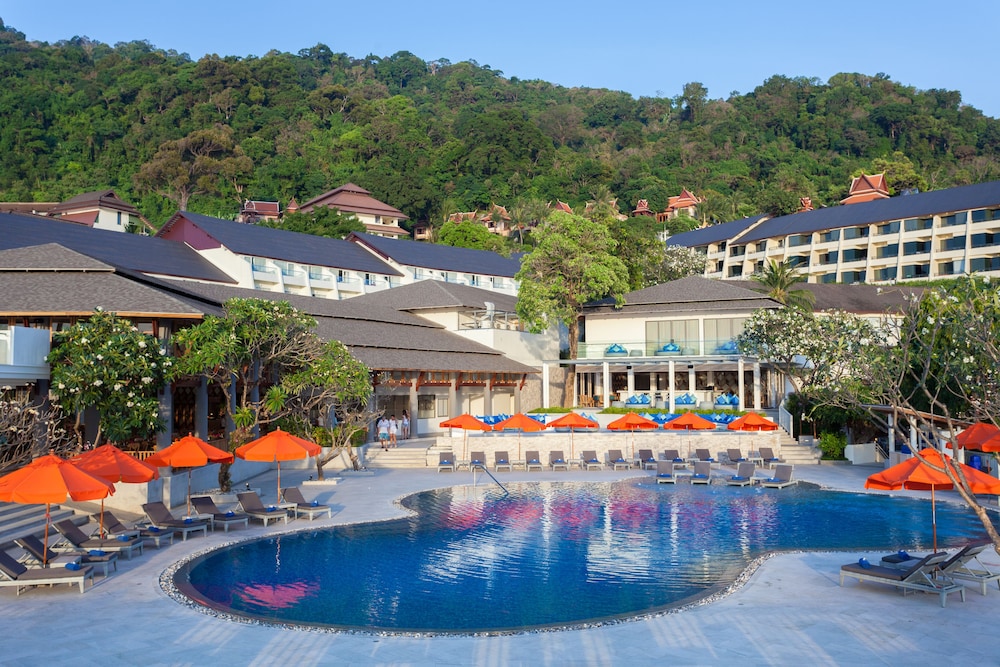 Diamond Cliff Resort & Spa, Patong Beach — Swimming pool in Patong Beach, Phuket Province
