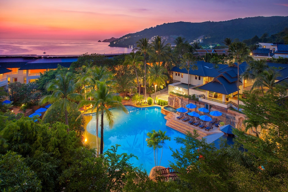 Diamond Cliff Resort & Spa, Patong Beach — Swimming pool in Patong Beach, Phuket Province
