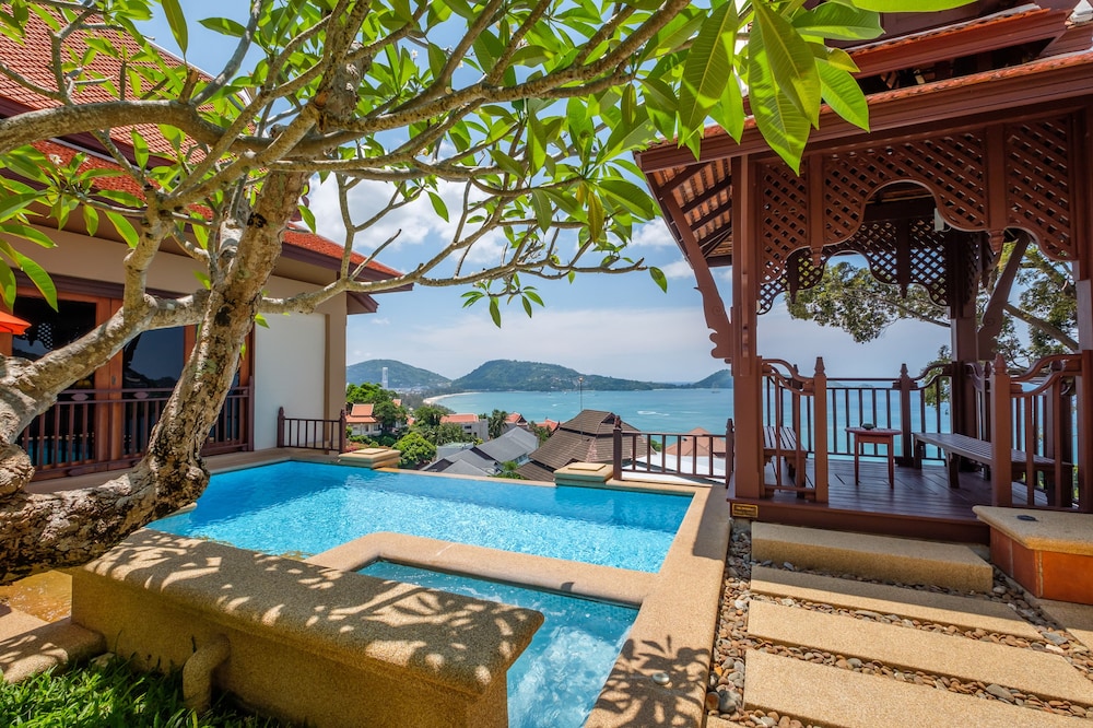 Diamond Cliff Resort & Spa, Patong Beach — Swimming pool in Patong Beach, Phuket Province