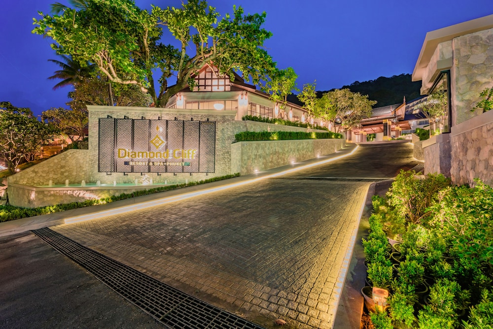 Diamond Cliff Resort & Spa, Patong Beach — Hotel building in Patong Beach, Phuket Province